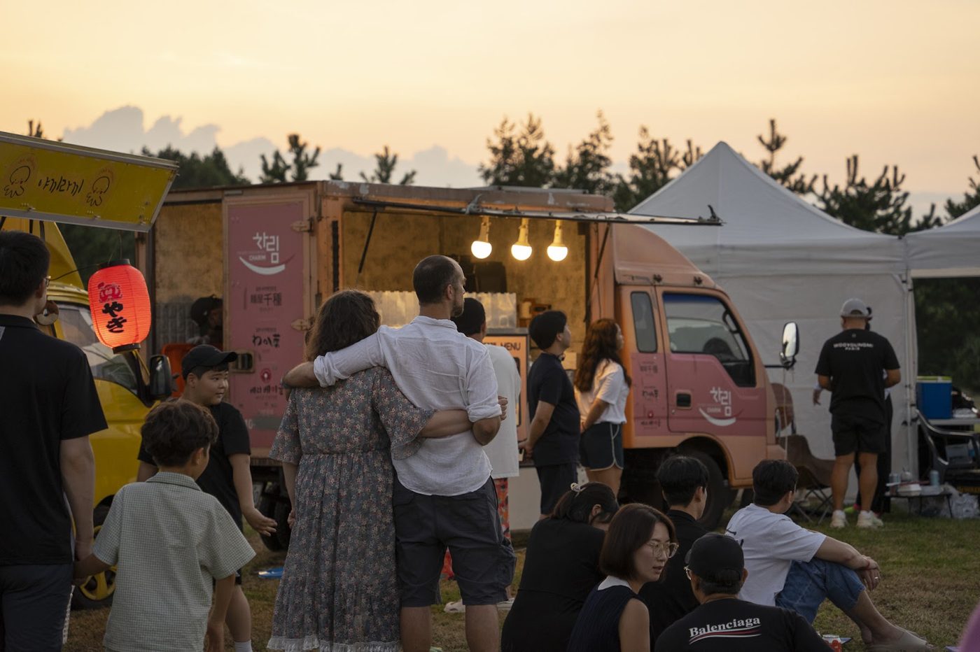 다양한 전통주 병이 진열된 시음 테이블